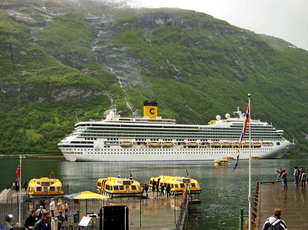 Körutazás a Costa Magica horgonyzó hajó az a Geirangerfjord, Norvégia — Stock Fotó