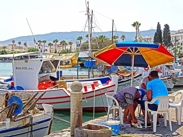 Horgász ül a mólón a port of Kos (Görögország) — Stock Fotó