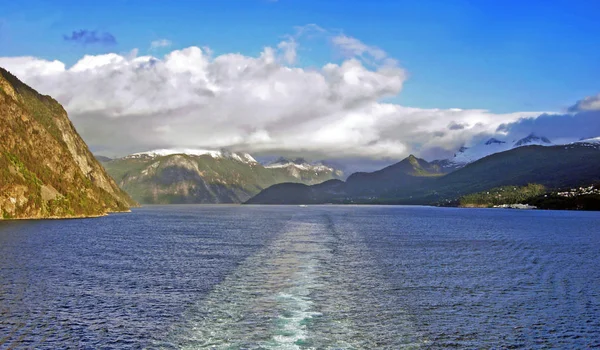 Hajókázás a fjord-ban Norvégia — Stock Fotó