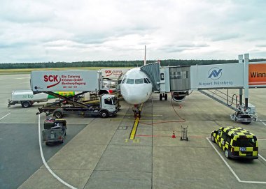 Air Berlin Havayolları uçak Nürnberg Havaalanı apron üzerinde hazırlanır