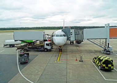 Bir uçak kalkış için bir Havaalanı apron üzerinde hazırlanır 