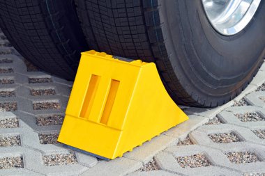 Park etmiş bir kamyon direksiyonda sarı takoz 