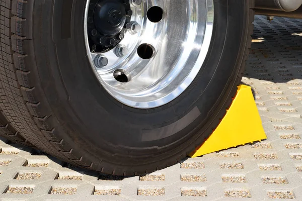 Желтый удар за рулём припаркованного грузовика — стоковое фото