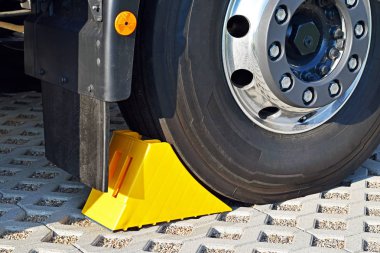 Park etmiş bir kamyon direksiyonda sarı takoz