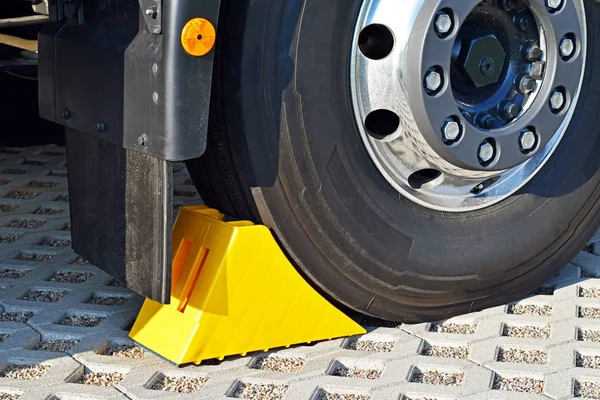 Kuning tersedak di roda truk yang diparkir — Stok Foto