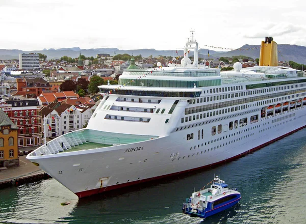 Crucero AURORA de P & O Cruises amarró en muelle Skagenkaien en el puerto de Stavanger (Noruega ) — Foto de Stock