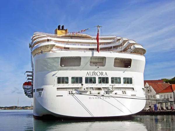La nave da crociera AURORA by P & O Cruises ha ormeggiato a Skagenkaien Pier nel porto di Stavanger (Norvegia ) — Foto Stock