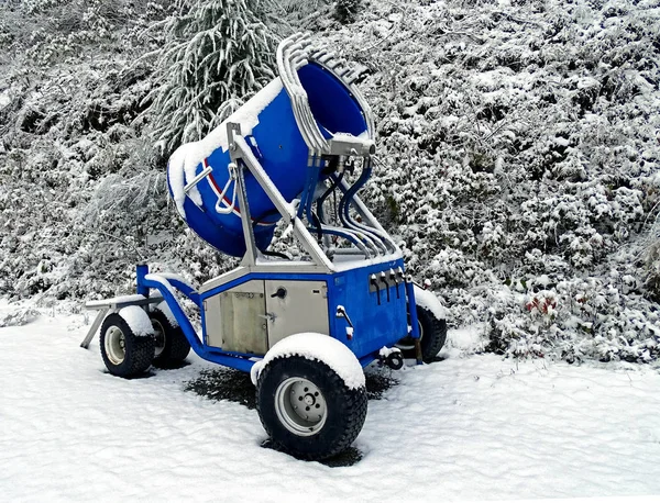 Блакитна снігова гармата готова до операції — стокове фото