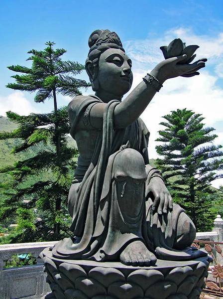 Estatua budista de una mujer en Ngong Ping en la isla de Lantau en Hong Kong — Foto de Stock