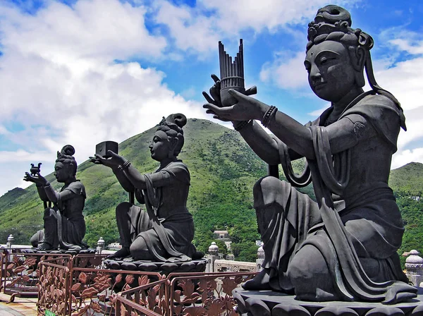 Boeddhistische beelden in Ngong Ping op het eiland van Lantau in Hong Kong — Stockfoto