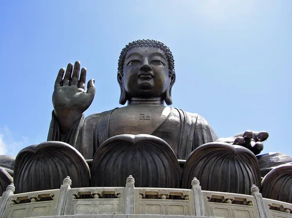 Buda Tian Tan gigante em Ngong Ping, Ilha de Lantau, em Hong Kong — Fotografia de Stock