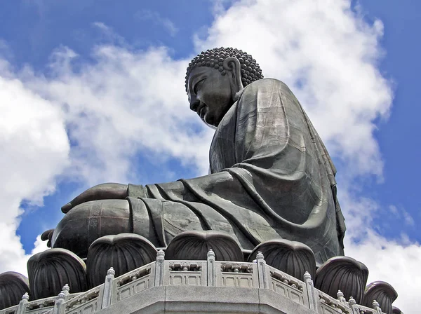 Obří Buddha Tian Tan v Ngong Ping, Lantau Island, v Hong Kongu — Stock fotografie