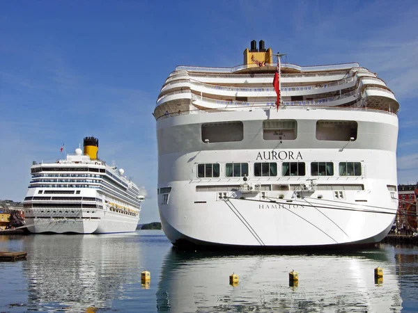 Los cruceros AURORA y Costa Mágica amarraron en el muelle Skagenkaien en el puerto de Stavanger (Noruega) ) — Foto de Stock