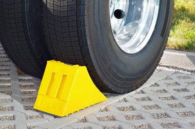 Park etmiş bir kamyon direksiyonda sarı takoz 