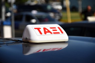 Taksi işareti bir araba parlak çatısında Yunan dilinde 