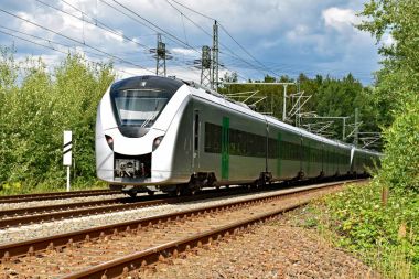 Doğal çevre ile bir çok şeritli yolda bir modern elektrikli Bölgesel tren çalışır 