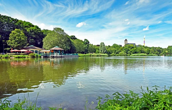 Pond "Schlossteich" in Chemnitz (Німеччина).) — стокове фото