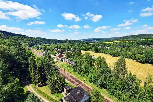 Vista sobre o vale do rio Flha perto de Hetzdorf, na Saxônia, Alemanha — Fotografia de Stock