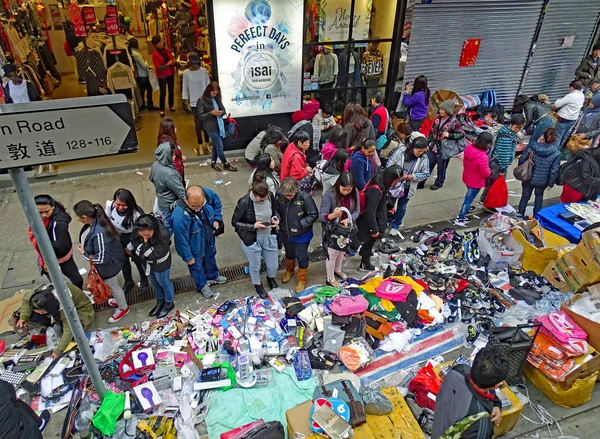 Mensen winkelen in een geïmproviseerde markt op het voetpad van Johnston Road in Hong Kong — Stockfoto