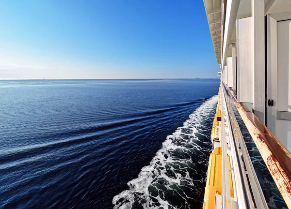 Denizin karşısında gezisinde bir yolcu gemisi