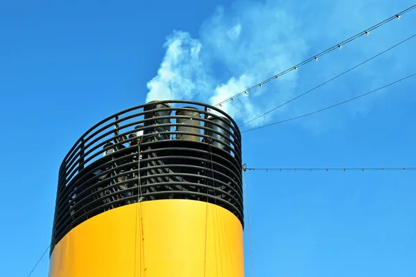 Desde la chimenea de un crucero escape humo y gases de escape — Foto de Stock
