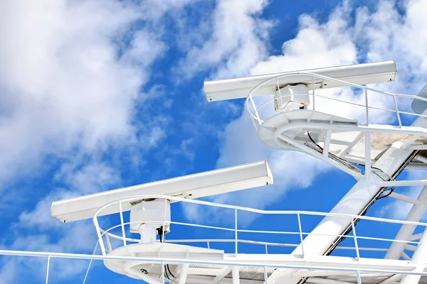 Büyük bir gemi direği üzerinde radar sistemleri 