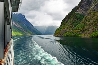 Norveç'te Geirangerfjord aracılığıyla bir gemide yolculuk 