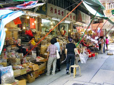 Hong Kong Adası Sheung Wan bölgesinde gıda için geleneksel Mağazalar