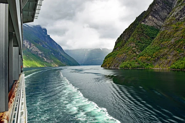 Crucero en un barco a través del Geirangerfjord en Noruega — Foto de Stock