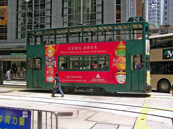 双层电车穿过中央区香港街 — 图库照片