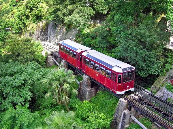 Peak Tram juste avant d'atteindre la station supérieure sur Victoria Peak à Hong Kong — Photo