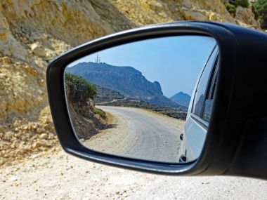 Peyzaj bir araba arka dikiz aynasında gördüm Kos Adası (Yunanistan) 