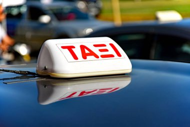 Taksi işareti bir araba parlak çatısında Yunan dilinde 