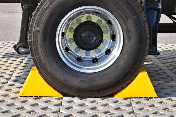 Gele chocks achter het stuur van een geparkeerde vrachtwagen — Stockfoto