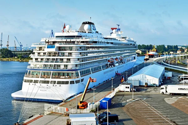 Crucero Viking Sky en el muelle de Warnemunde, Alemania — Foto de Stock