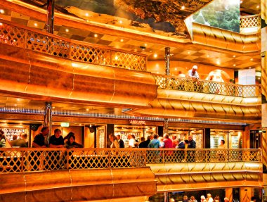 Kiel, Almanya 1 Haziran 2009: Costa Cruises yolcu gemisi Costa Magica 'nın Atrio Italia Magica' daki alışveriş alanı