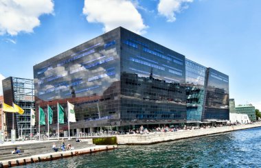 Kopenhag, Danimarka 15 Temmuz 2017: Kopenhag 'daki Danimarka Kraliyet Kütüphanesi' nin (Det Kongelige Bibliotek) dış görünüşü.