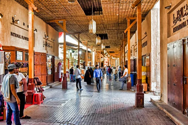 Dubai United Arab Emirates February 2018 Customers Stroll Covered Alley — 图库照片