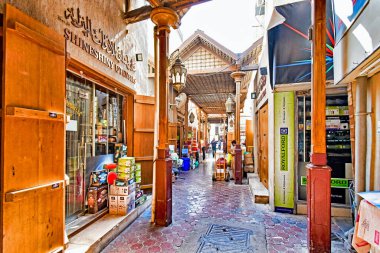 Dubai, Birleşik Arap Emirlikleri 13 Şubat 2018: Deira bölgesinde dükkanları olan geleneksel bir pazarın kaplanmış sokağı.