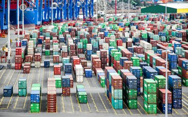 Hamburg, Almanya - 4 Ağustos 2018: Hamburg Limanı'nın Steinwerder Terminalinde birçok sıra yığılmış konteynırı görüntüleyin.