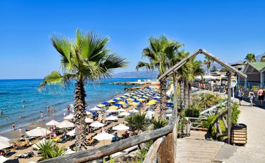 Hersonissos, Yunanistan - 14 Temmuz 2016: Birçok kişi Star Beach Hersonissos Yunanistan'da Girit Adası üzerinde bir yaz günü zevk.
