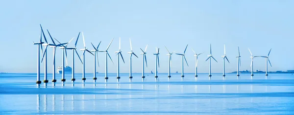 Danimarka'da Kopenhag kıyısında offshore rüzgar türbinleri