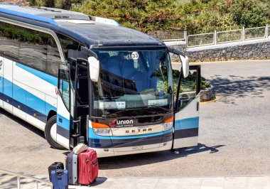 Hersonissos, Yunanistan - 22 Temmuz 2016: Yunanistan 'ın Hersonissos kentindeki havaalanına gitmek üzere servis otobüsüne yüklenmek üzere bir otelin önünde bagaj hazır.