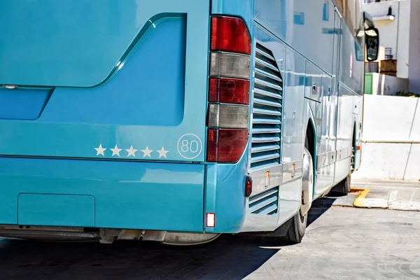 Lado Traseiro Ônibus Azul Claro Estacionado — Fotografia de Stock