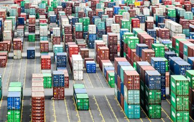 Hamburg, Almanya - 4 Ağustos 2018: Hamburg Limanı'nın Steinwerder Terminalinde birçok sıra yığılmış konteynırı görüntüleyin.
