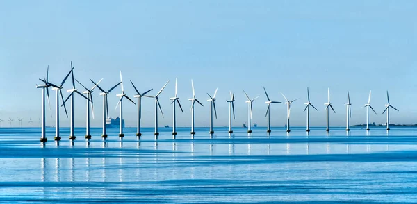 デンマークのコペンハーゲン沿岸の洋上風力タービン — ストック写真