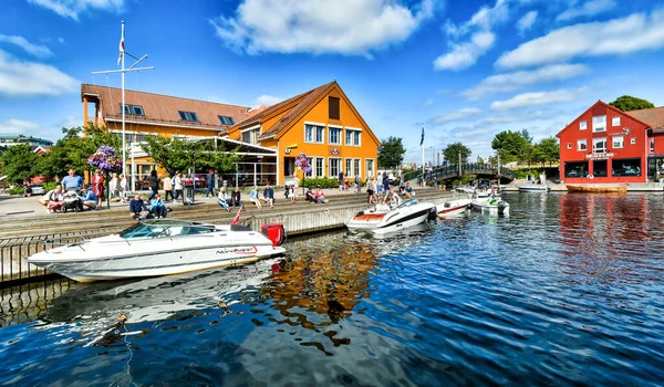 Kristiansand Norge Juli 2017 Motorbåtar Navigera Kanal Stadsdelen Fiskebrygga Kristiansand — Stockfoto