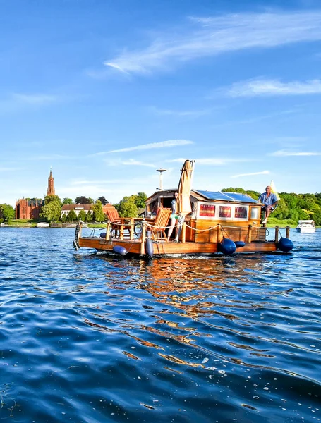 Malchow Germany July 2017 Man Navigates Houseboat Malchower See German — Stock Photo, Image