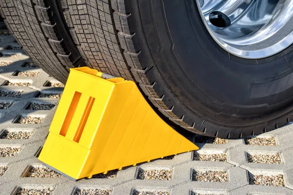 Yellow Chock Wheel Parked Truck — Stock Photo, Image