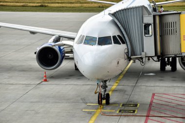 Leipzig, Almanya-13 Temmuz 2016: havayolları Condor 'un Airbus A321 uçakları Leipzig/Halle Havaalanı 'nda kalkış için hazırdır.. 